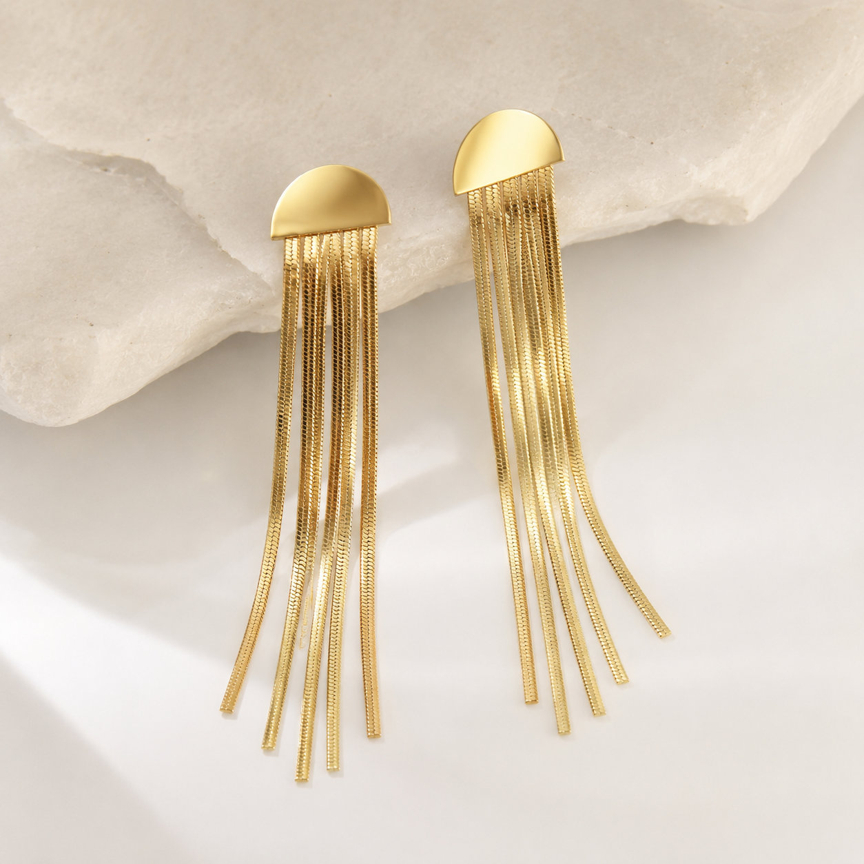 Gold renk zincir detaylı sallantılı çelik küpe modeli