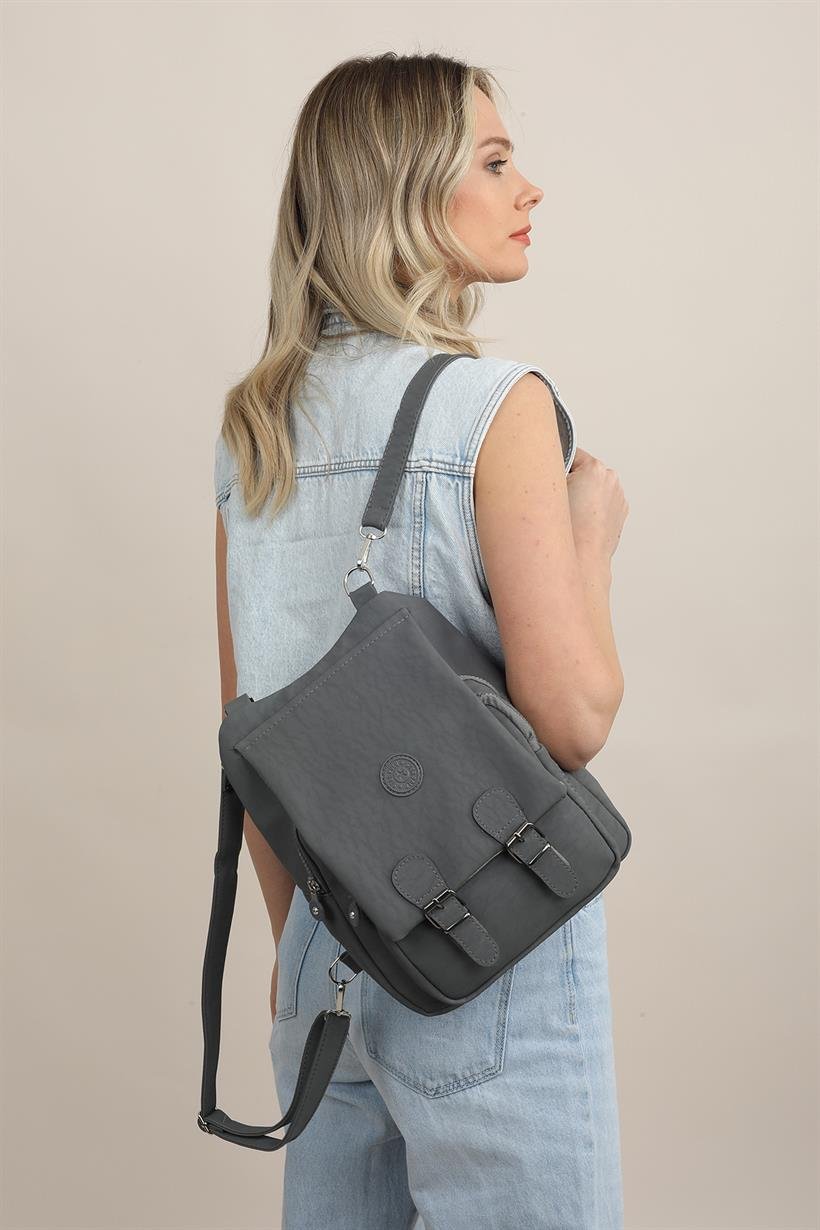 gri krinkıl kadın çanta sırt ve omuz kullanımlı şık model ön görünüm