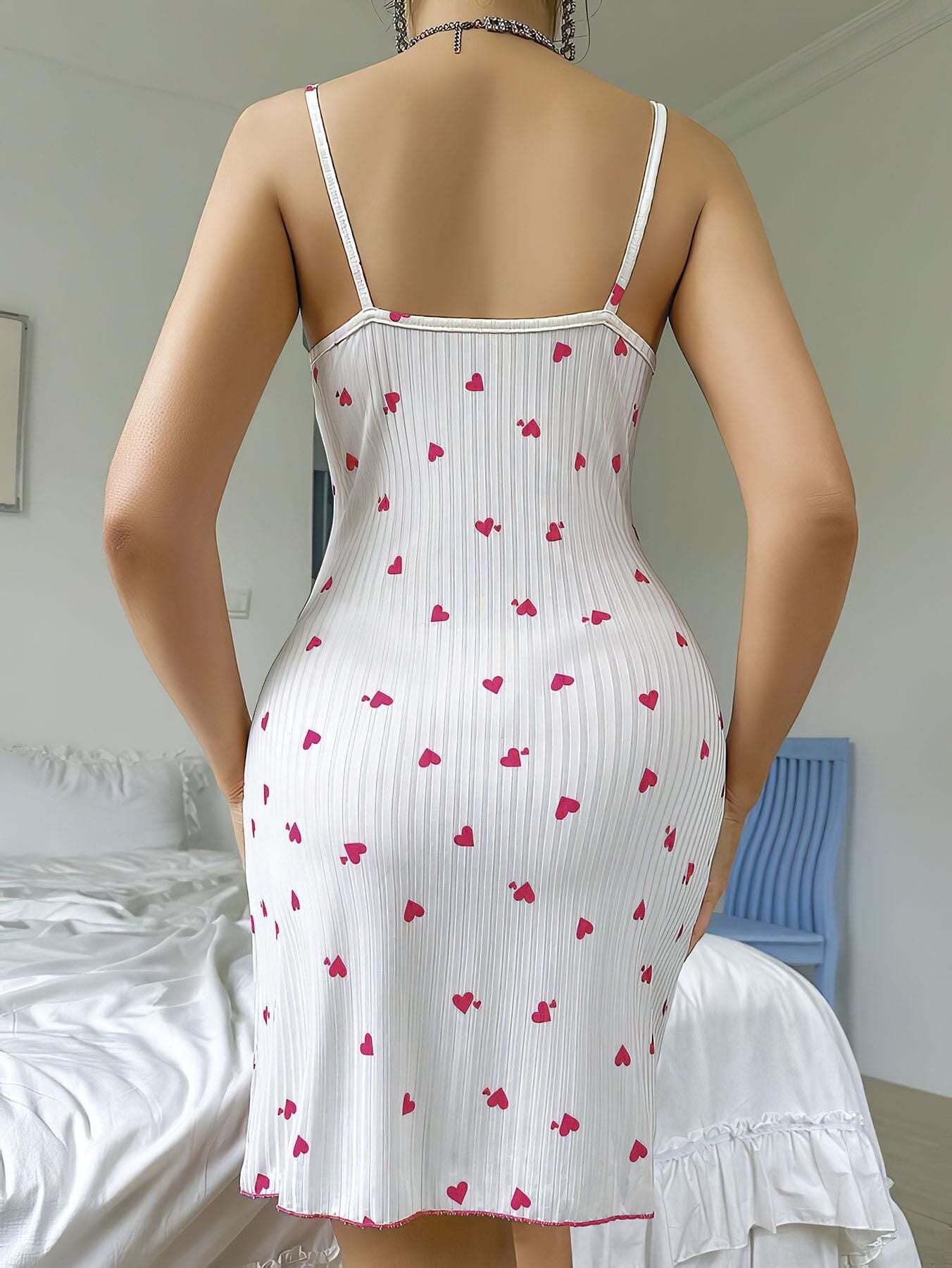 Kalp desenli beyaz pembe askılı kadın gecelik modeli arka